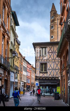 Toulouse, France - 8 septembre 2024 : Tour de Serta avec bâtiment pittoresque dans la ville de Toulouse, France Banque D'Images