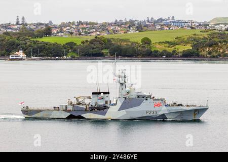 Le HMS Tamar, un navire de patrouille offshore de la Royal Navy de classe Batch 2 River, arrive à la Royal New Zealand Navy base à Devonport, en Nouvelle-Zélande Banque D'Images