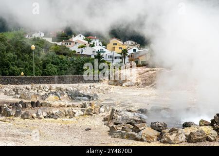 Vapeur des fumerolles Vulcanian actives dans le centre de Furnas, sur l'île de Sao Miguel Banque D'Images