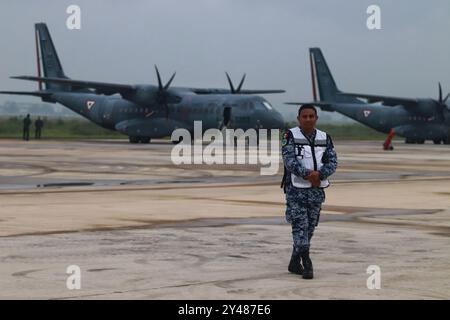 Mexico, Mexique. 16 septembre 2024. Les pilotes de l'armée de l'air mexicaine préparent avant de piloter des avions militaires lors de la célébration du défilé civique militaire en commémoration du 214e anniversaire du jour de l'indépendance du Mexique. Le 16 septembre 2024 à Mexico, Mexique. (Photo de Carlos Santiago/ crédit : Eyepix Group/Alamy Live News Banque D'Images