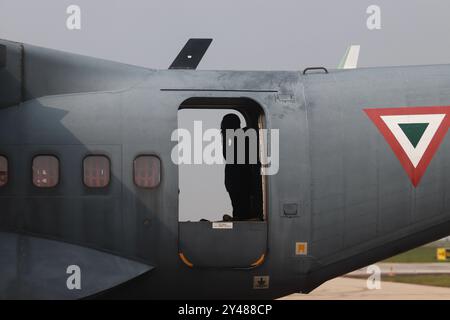 Les pilotes de l'armée de l'air mexicaine préparent avant de piloter des avions militaires lors de la célébration du défilé civique militaire en commémoration du 214e anniversaire du jour de l'indépendance du Mexique. Le 16 septembre 2024 à Mexico, Mexique. (Crédit image : © Carlos Santiago/eyepix via ZUMA Press Wire) USAGE ÉDITORIAL SEULEMENT! Non destiné à UN USAGE commercial ! Banque D'Images