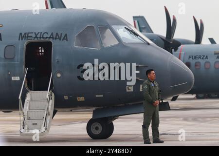 Les pilotes de l'armée de l'air mexicaine préparent avant de piloter des avions militaires lors de la célébration du défilé civique militaire en commémoration du 214e anniversaire du jour de l'indépendance du Mexique. Le 16 septembre 2024 à Mexico, Mexique. (Crédit image : © Carlos Santiago/eyepix via ZUMA Press Wire) USAGE ÉDITORIAL SEULEMENT! Non destiné à UN USAGE commercial ! Banque D'Images