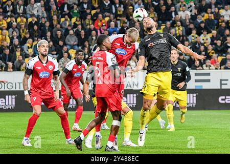 Lamar Yarbrough (Alemannia Aix-la-Chapelle, 25) rechts, Kopfball, header, Zweikampf in der Luft, Aktion, action, 15.09.2024, Aix-la-Chapelle (Allemagne), Fussball, 3. Liga, Alemannia Aix-la-Chapelle - Viktoria Köln, Fussball, 3. LIGA, ALEMANNIA AIX-LA-CHAPELLE - VIKTORIA KÖLN, DFB/DFL LA RÉGLEMENTATION INTERDIT TOUTE UTILISATION DE PHOTOGRAPHIES COMME SÉQUENCES D'IMAGES ET/OU QUASI-VIDÉO. Banque D'Images