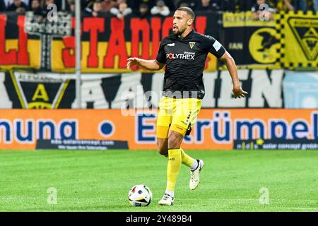 Aix-la-Chapelle, Deutschland. 15 septembre 2024. Lamar Yarbrough (Alemannia Aix-la-Chapelle, 25) Am Ball, Spielszene, Freisteller, Ganzkörper, Einzelbild, Aktion, action, 15.09.2024, Aix-la-Chapelle (Allemagne), Fussball, 3. Liga, Alemannia Aix-la-Chapelle - Viktoria Köln, Fussball, 3. LIGA, ALEMANNIA AIX-LA-CHAPELLE - VIKTORIA KÖLN, DFB/DFL LA RÉGLEMENTATION INTERDIT TOUTE UTILISATION DE PHOTOGRAPHIES COMME SÉQUENCES D'IMAGES ET/OU QUASI-VIDÉO. Crédit : dpa/Alamy Live News Banque D'Images