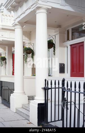 Maison de ville en stuc blanc de style géorgien à Pimlico, Londres, Royaume-Uni. Banque D'Images