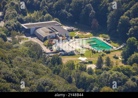 Luftbild, Klutertbad Freibad und Hallenbad mit Wasserrutsche, Naturbad Schwimmbad, Altenvoerde, Ennepetal, Ruhrgebiet, Nordrhein-Westfalen, Deutschland ACHTUNGxMINDESTHONORARx60xEURO *** vue aérienne, piscine extérieure Klutertbad et piscine intérieure avec toboggan aquatique, piscine naturelle, Altenvoerde, Ennepetal, Ruhr area, Rhénanie du Nord-Westphalie, Allemagne ATTENTIONxMINDESTHONORARx60xEURO Banque D'Images