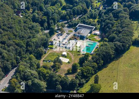 Luftbild, Klutertbad Freibad und Hallenbad mit Wasserrutsche, Naturbad Schwimmbad, Altenvoerde, Ennepetal, Ruhrgebiet, Nordrhein-Westfalen, Deutschland ACHTUNGxMINDESTHONORARx60xEURO *** vue aérienne, piscine extérieure Klutertbad et piscine intérieure avec toboggan aquatique, piscine naturelle, Altenvoerde, Ennepetal, Ruhr area, Rhénanie du Nord-Westphalie, Allemagne ATTENTIONxMINDESTHONORARx60xEURO Banque D'Images