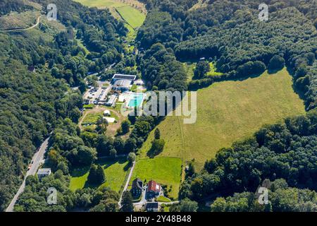 Luftbild, Klutertbad Freibad und Hallenbad mit Wasserrutsche, Naturbad Schwimmbad im Waldgebiet, Altenvoerde, Ennepetal, Ruhrgebiet, Rhénanie-du-Nord-Westphalie, Deutschland ACHTUNGxMINDESTHONORARx60xEURO *** vue aérienne, piscine extérieure Klutertbad et piscine intérieure avec toboggan aquatique, piscine naturelle dans la zone forestière, Altenvoerde, Ennepetal, Ruhr, Rhénanie du Nord-Westphalie, Allemagne ACHTUNGxMINDESTHONORARx60xEURO Banque D'Images