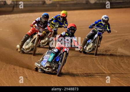 National Speedway Stadium, Manchester le lundi 16 septembre 2024. Brady Kurtz (Capitaine) des Aces belle vue 'ATPI' mène Norick Blodorn des Aces belle vue 'ATPI', Chris Harris (invité) des Tigers Sheffield 'Tru7 Group' et Jason Edwards (réserve) des Tigers Sheffield 'Tru7 Group' lors du Rowe Motor Oil Premiership match entre belle vue Aces et Sheffield Tigers au National Speedway Stadium de Manchester le lundi 16 septembre 2024. (Photo : Eddie Garvey | mi News) crédit : MI News & Sport /Alamy Live News Banque D'Images