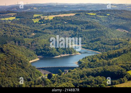 Luftbild, Hasper Talsperre und Staumauer im Waldgebiet, Fernsicht, Haspe, Hagen, Ruhrgebiet, Nordrhein-Westfalen, Deutschland ACHTUNGxMINDESTHONORARx60xEURO *** vue aérienne, barrage Hasper et mur de barrage dans la zone forestière, vue lointaine, Haspe, Hagen, zone de la Ruhr, Rhénanie du Nord-Westphalie, Allemagne ATTENTIONxMINDESTHONORARx60xEURO Banque D'Images