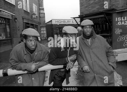 Chuka et Dubem Okonkwo qui sont devenus connus sous le nom de Chet et Joe Okonkwo avec son frère aîné Francis (au centre), ils sont les soi-disant Islington Twins qui traînaient à 'The Bar' à l'extérieur de Highbury et de la station de métro Islington. Londres Royaume-Uni des années 1984 1980 HOMER SYKES Banque D'Images