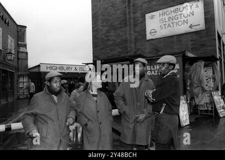 Chuka et Dubem Okonkwo qui sont devenus connus sous le nom de Chet et Joe Okonkwo avec son frère aîné Francis (à droite). Ta avait une suite d'adolescents locaux, une fille locale traînant avec eux. Ce sont les soi-disant Islington Twins qui traînaient à 'The Bar' à l'extérieur de Highbury et Islington station de métro. Londres Royaume-Uni des années 1984 1980 HOMER SYKES Banque D'Images