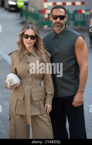 Londres, Royaume-Uni. 16 septembre 2024. Sur la photo : Rio Ferdinand et sa femme Kate Ferdinand assistent au défilé SS25 de Burberry lors de la Fashion week de Londres du 2024 septembre au National Theatre. Crédit : Justin Ng/Alamy Live News Banque D'Images