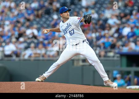 Kansas City, États-Unis. Kansas City, Missouri, États-Unis. 16 septembre 2024. Seth Lugo (67) lance le lanceur de départ des Kansas City Royals lors de la première manche contre les Detroit Tigers au Kauffman Stadium de Kansas City, Missouri. David Smith/CSM/Alamy Live News Credit : CAL Sport Media/Alamy Live News Banque D'Images