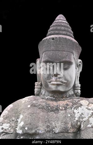 Portrait sur noir d'un géant de chaussée - South Gate Angkor Thom - Siem Reap, Cambodge Banque D'Images