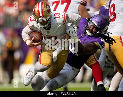 Minneapolis, États-Unis. 15 septembre 2024. Pat Jones II (91) des Vikings du Minnesota met le quarterback des 49ers de San Francisco Brock Purdy (13) au troisième quart-temps au U.S. Bank Stadium de Minneapolis le dimanche 15 septembre 2024. (Photo de Carlos Gonzalez/Minnesota Star Tribune/TNS/Sipa USA) crédit : Sipa USA/Alamy Live News Banque D'Images