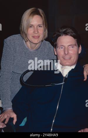 Christopher Reeve et son épouse Dana Morosini Reeve assistent à la soirée d'ouverture de Not About Nightingales au Circle in the Square Theatre de New York le 25 février 1999. Crédit photo : Henry McGee/MediaPunch Banque D'Images