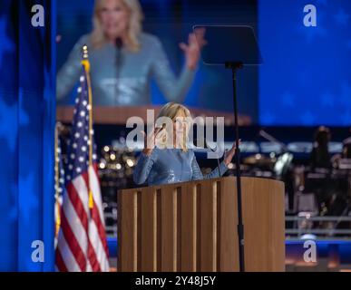 CHICAGO, Ill. – 19 août 2024 : la première dame Jill Biden s'adresse à la Convention nationale démocrate de 2024 au United Center à Chicago. Banque D'Images