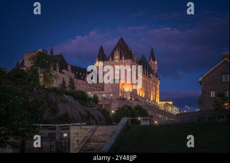 Vue nocturne de l'emblématique hôtel Fairmont Château Laurier, Ottawa, Ontario, Canada Banque D'Images