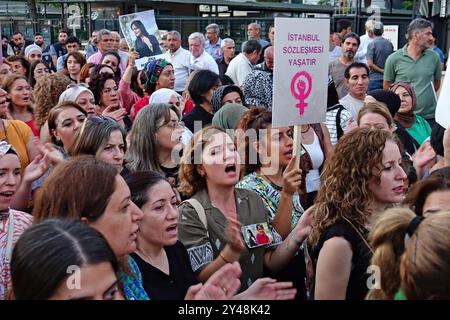 Diyarbakir, Turquie. 16 septembre 2024. Des manifestantes scandent des slogans contre l'Iran lors de la commémoration de Mahsa Amini à Diyarbakir. À Diyarbakir, en Turquie, un groupe de femmes kurdes voulait marcher pour commémorer Jina Mahsa Amini. Cependant, les femmes ont résisté à la police et ont marché pour Amini. La plateforme des femmes Dicle Amed (DAKAP) et le réseau Diyarbakir pour la lutte contre la violence ont organisé la manifestation contre l'État iranien. Crédit : SOPA images Limited/Alamy Live News Banque D'Images