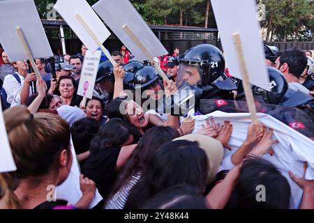 Diyarbakir, Turquie. 16 septembre 2024. Des manifestantes tentent de briser la barricade de la police lors de la commémoration de Mahsa Amini à Diyarbakir. À Diyarbakir, en Turquie, un groupe de femmes kurdes voulait marcher pour commémorer Jina Mahsa Amini. Cependant, les femmes ont résisté à la police et ont marché pour Amini. La plateforme des femmes Dicle Amed (DAKAP) et le réseau Diyarbakir pour la lutte contre la violence ont organisé la manifestation contre l'État iranien. Crédit : SOPA images Limited/Alamy Live News Banque D'Images