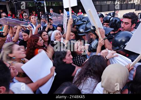 Diyarbakir, Turquie. 16 septembre 2024. Des manifestantes tentent de briser la barricade de la police lors de la commémoration de Mahsa Amini à Diyarbakir. À Diyarbakir, en Turquie, un groupe de femmes kurdes voulait marcher pour commémorer Jina Mahsa Amini. Cependant, les femmes ont résisté à la police et ont marché pour Amini. La plateforme des femmes Dicle Amed (DAKAP) et le réseau Diyarbakir pour la lutte contre la violence ont organisé la manifestation contre l'État iranien. Crédit : SOPA images Limited/Alamy Live News Banque D'Images