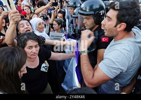 Diyarbakir, Turquie. 16 septembre 2024. Des manifestantes affrontent la police pour enlever leurs barricades lors de la commémoration de Mahsa Amini à Diyarbakir. À Diyarbakir, en Turquie, un groupe de femmes kurdes voulait marcher pour commémorer Jina Mahsa Amini. Cependant, les femmes ont résisté à la police et ont marché pour Amini. La plateforme des femmes Dicle Amed (DAKAP) et le réseau Diyarbakir pour la lutte contre la violence ont organisé la manifestation contre l'État iranien. Crédit : SOPA images Limited/Alamy Live News Banque D'Images