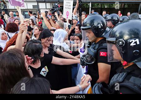 Diyarbakir, Turquie. 16 septembre 2024. Des manifestantes tentent de briser la barricade de la police lors de la commémoration de Mahsa Amini à Diyarbakir. À Diyarbakir, en Turquie, un groupe de femmes kurdes voulait marcher pour commémorer Jina Mahsa Amini. Cependant, les femmes ont résisté à la police et ont marché pour Amini. La plateforme des femmes Dicle Amed (DAKAP) et le réseau Diyarbakir pour la lutte contre la violence ont organisé la manifestation contre l'État iranien. (Photo de Mehmet Masum Suer/SOPA images/SIPA USA) crédit : SIPA USA/Alamy Live News Banque D'Images