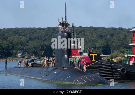 GROTON, Connecticut Le sous-marin d'attaque rapide de classe Virginie USS Washington (SSN 787) s'arrête à la base de sous-marins New London à Groton, Connecticut, le lundi 16 septembre 2024. Washington et Crew opèrent sous le sous-marin Squadron (SUBRON) 2, dont la mission principale est de fournir des sous-marins d'attaque prêts, désireux et capables de relever les défis uniques du combat sous-marin et des opérations déployées dans des environnements impitoyables à travers le monde. (Photo de l'US Navy par John Narewski) Banque D'Images