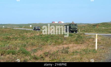 Les soldats de l'armée américaine affectés à la batterie Alpha, 5e bataillon, 3e régiment d'artillerie de campagne (bataillon de feux à longue portée), 1re Force opérationnelle multidomaine, mobilisent le système de fusée d'artillerie à haute mobilité M142 (HIMARS) dans le cadre de l'opération de projection de force de la 11e division aéroportée vers l'île de Shemya, Alaska, le 12 septembre 2024. La capacité de la division à projeter le pouvoir rapidement et efficacement assure les alliés et les Nations partenaires dans l’Indo-Pacifique, et est la clé de la solidité des partenariats et des relations dans la région. (Photo de l'armée américaine par SPC Brandon Vasquez) Banque D'Images