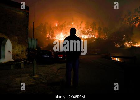 Sever do Vouga, Portugal. 16 septembre 2024. Les pompiers combattent un feu de forêt à Busturenga. Les villageois et les pompiers combattent un feu de forêt à Busturenga, Sever do Vouga. Plus de 1 000 pompiers ont combattu un incendie de forêt dans le nord du Portugal alors que les responsables avertissaient que des milliers d'hectares étaient menacés par la flambée des températures dans tout le pays. 3 personnes ont été confirmées mortes lors des incendies au Portugal près de Sever de Vouga. Crédit : SOPA images Limited/Alamy Live News Banque D'Images