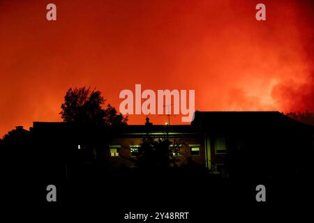 Sever do Vouga, Portugal. 16 septembre 2024. Le ciel rouge est vu lorsque le feu de forêt approche du village de Ribeira de Fraguas. Les villageois et les pompiers combattent un feu de forêt à Busturenga, Sever do Vouga. Plus de 1 000 pompiers ont combattu un incendie de forêt dans le nord du Portugal alors que les responsables avertissaient que des milliers d'hectares étaient menacés par la flambée des températures dans tout le pays. 3 personnes ont été confirmées mortes lors des incendies au Portugal près de Sever de Vouga. (Photo de Diogo Baptista/SOPA images/SIPA USA) crédit : SIPA USA/Alamy Live News Banque D'Images