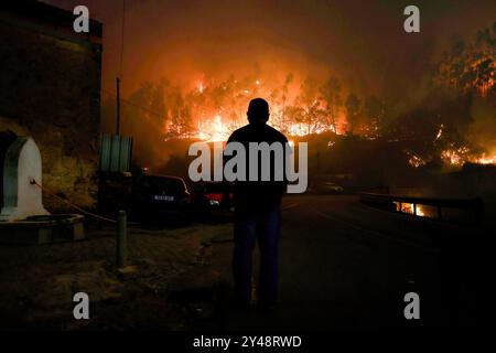 Sever do Vouga, Portugal. 16 septembre 2024. Les pompiers combattent un feu de forêt à Busturenga. Les villageois et les pompiers combattent un feu de forêt à Busturenga, Sever do Vouga. Plus de 1 000 pompiers ont combattu un incendie de forêt dans le nord du Portugal alors que les responsables avertissaient que des milliers d'hectares étaient menacés par la flambée des températures dans tout le pays. 3 personnes ont été confirmées mortes lors des incendies au Portugal près de Sever de Vouga. (Photo de Diogo Baptista/SOPA images/SIPA USA) crédit : SIPA USA/Alamy Live News Banque D'Images