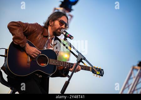 Acciaroli, Italie. 15 septembre 2024. Acciaroli, Italie. SLOW FESTIVAL VIAMOCILENTO 2024 du 13 au 15 septembre 2024 à Acciaroli-Italie. Antonio Di Martino du duo musical Colapesce Dimartino se produit en direct au VIAMOCILENTO 2024. 15 septembre 2024 à Acciaroli, Italie (photo par /Sipa USA) crédit : Sipa USA/Alamy Live News Banque D'Images