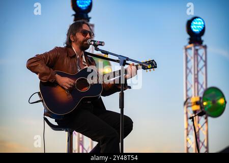 Acciaroli, Italie. 15 septembre 2024. Acciaroli, Italie. SLOW FESTIVAL VIAMOCILENTO 2024 du 13 au 15 septembre 2024 à Acciaroli-Italie. Antonio Di Martino du duo musical Colapesce Dimartino se produit en direct au VIAMOCILENTO 2024. 15 septembre 2024 à Acciaroli, Italie crédit : SOPA images Limited/Alamy Live News Banque D'Images