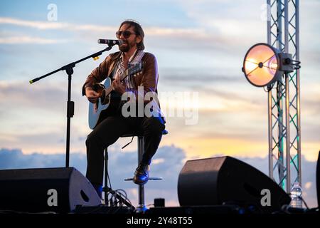 Acciaroli, Italie. 15 septembre 2024. Acciaroli, Italie. SLOW FESTIVAL VIAMOCILENTO 2024 du 13 au 15 septembre 2024 à Acciaroli-Italie. Antonio Di Martino du duo musical Colapesce Dimartino se produit en direct au VIAMOCILENTO 2024. 15 septembre 2024 à Acciaroli, Italie crédit : SOPA images Limited/Alamy Live News Banque D'Images