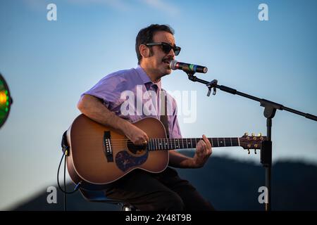 Acciaroli, Italie. 15 septembre 2024. Acciaroli, Italie. SLOW FESTIVAL VIAMOCILENTO 2024 du 13 au 15 septembre 2024 à Acciaroli-Italie. Lorenzo Urciullo du duo musical Colapesce Dimartino se produit en direct au VIAMOCILENTO 2024. 15 septembre 2024 à Acciaroli, Italie crédit : SOPA images Limited/Alamy Live News Banque D'Images