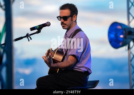 Acciaroli, Italie. 15 septembre 2024. Acciaroli, Italie. SLOW FESTIVAL VIAMOCILENTO 2024 du 13 au 15 septembre 2024 à Acciaroli-Italie. Lorenzo Urciullo du duo musical Colapesce Dimartino se produit en direct au VIAMOCILENTO 2024. 15 septembre 2024 à Acciaroli, Italie crédit : SOPA images Limited/Alamy Live News Banque D'Images