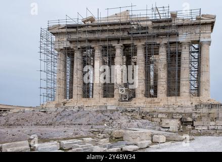 Détail architectural du Parthénon, un ancien temple dédié à la déesse Athéna, situé sur l'Acropole d'Athènes Banque D'Images