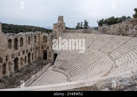 Vue sur le Théâtre de Dionysos, un ancien théâtre grec construit sur le versant sud de la colline de l'Acropole, faisant à l'origine partie du sanctuaire de Dionysos Banque D'Images