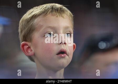 Kansas City, États-Unis. Kansas City, Missouri, États-Unis. 16 septembre 2024. Un jeune fan regardant un match entre les Royals de Kansas City et les Tigers de Detroit lors de la troisième manche au Kauffman Stadium à Kansas City, Missouri. David Smith/CSM/Alamy Live News Credit : CAL Sport Media/Alamy Live News Banque D'Images