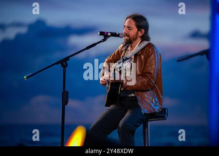 Acciaroli, Italie. 15 septembre 2024. Acciaroli, Italie. SLOW FESTIVAL VIAMOCILENTO 2024 du 13 au 15 septembre 2024 à Acciaroli-Italie. Antonio Di Martino du duo musical Colapesce Dimartino se produit en direct au VIAMOCILENTO 2024. 15 septembre 2024 à Acciaroli, Italie (photo par /Sipa USA) crédit : Sipa USA/Alamy Live News Banque D'Images