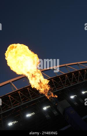 Seattle, États-Unis. 16 septembre 2024. Les flammes s'envolent des poteaux de but au coup d'envoi d'un match de la NWSL entre Seattle Reign FC et NJ/NY Gotham FC au Lumen Field à Seattle, Washington, le 16 septembre 2024. (Crédit photo Nate Koppelman/Sipa USA) crédit : Sipa USA/Alamy Live News Banque D'Images