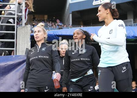 Seattle, États-Unis. 16 septembre 2024. Le milieu de terrain du NJ/NY Gotham FC McCall Zerboni (7 ans), l'attaquant Crystal Dunn (19 ans) et l'attaquant Lynn Williams (10 ans) font leur chemin sur le terrain avant un match de la NWSL contre Seattle Reign FC au Lumen Field à Seattle, Washington, le 16 septembre 2024. (Crédit photo Nate Koppelman/Sipa USA) crédit : Sipa USA/Alamy Live News Banque D'Images