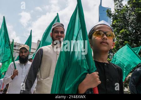 Kuala Lumpur, Malaisie. 16 septembre 2024. Les peuples tiennent des drapeaux verts pendant la procession du maulidur rasul pendant la journée de Malaisie à Kuala Lumpur. Photo de la vie quotidienne pendant la journée de Malaisie à Kuala Lumpur. Crédit : SOPA images Limited/Alamy Live News Banque D'Images