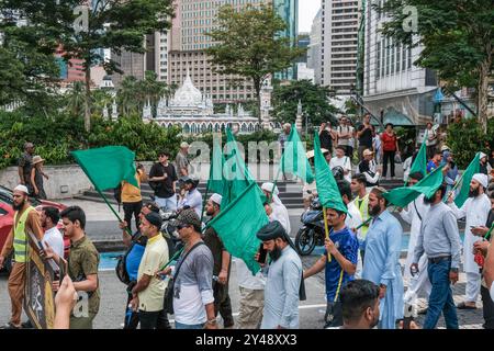 Kuala Lumpur, Malaisie. 16 septembre 2024. Les peuples tiennent des drapeaux verts pendant la procession du maulidur rasul pendant la journée de Malaisie à Kuala Lumpur. Photo de la vie quotidienne pendant la journée de Malaisie à Kuala Lumpur. Crédit : SOPA images Limited/Alamy Live News Banque D'Images