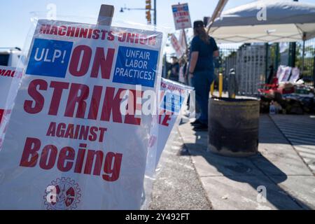 Renton, Washington, États-Unis. 16 septembre 2024. Les travailleurs portent des pancartes de piquetage devant l'usine Renton de la société Boeing pendant une grève des quelque 33 000 machinistes de la société, à Renton, Washington, États-Unis, sur Mon. 16 septembre 2024. Les machinistes sont membres de l’Association internationale des machinistes et du syndicat des travailleurs de l’aérospatiale et ont voté la semaine dernière à une écrasante majorité (94,6% en faveur) pour rejeter un contrat offert par Boeing et pour faire grève (96% en faveur). Les travailleurs ont quitté leurs quarts de travail vendredi dernier matin à 00h01 et font du piquetage 24 heures sur 24 depuis. (Image crédit : Banque D'Images