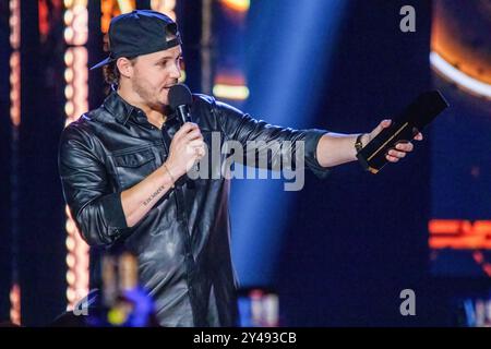 Edmonton, Canada. 14 septembre 2024. Josh Ross reçoit le prix de l'artiste masculin de l'année pour son troisième prix de l'ACMC aux Prix de l'Association canadienne de musique country 2024 à Edmonton. Crédit : SOPA images Limited/Alamy Live News Banque D'Images