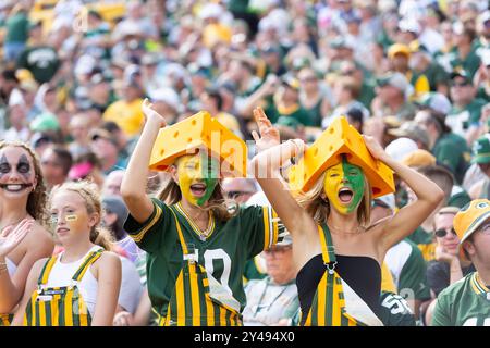 Green Bay, WI, États-Unis. 15 septembre 2024. Les fans des Green Bay Packers encouragent lors d'un match contre les Colts d'Indianapolis à Green Bay, WISCONSIN. Kirsten Schmitt/Cal Sport Media. Crédit : csm/Alamy Live News Banque D'Images