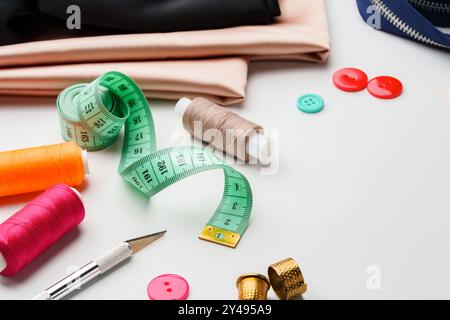 Artisanat essentiels pour les projets de couture affichés sur une table avec du tissu, des fils et des outils Banque D'Images